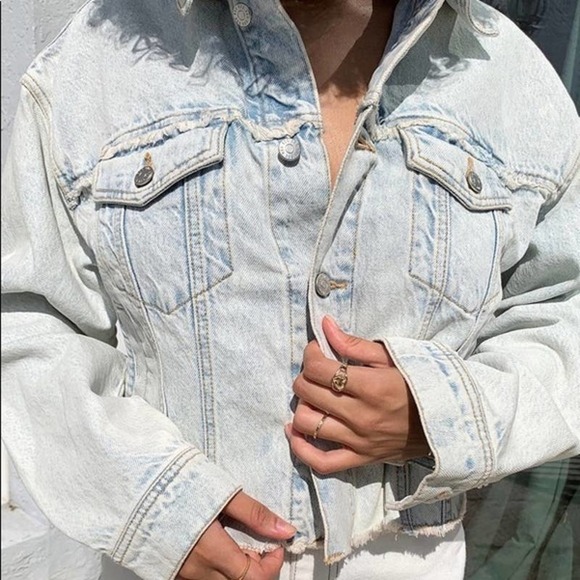 BDG Urban Outfitters Jackson Cropped Denim Jacket Light Acid Wash Frayed Hem - Picture 1 of 10